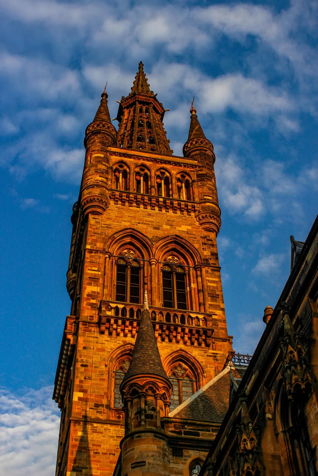 The tower of the University of Glasgow against a blue sky