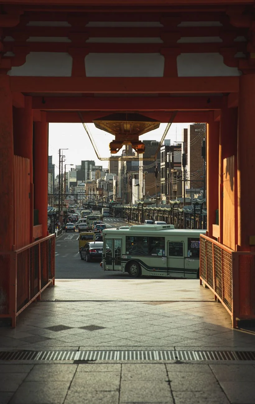 Looking through Yasaka Shrine’s vermilion gate towards Shijo Street in Kyoto