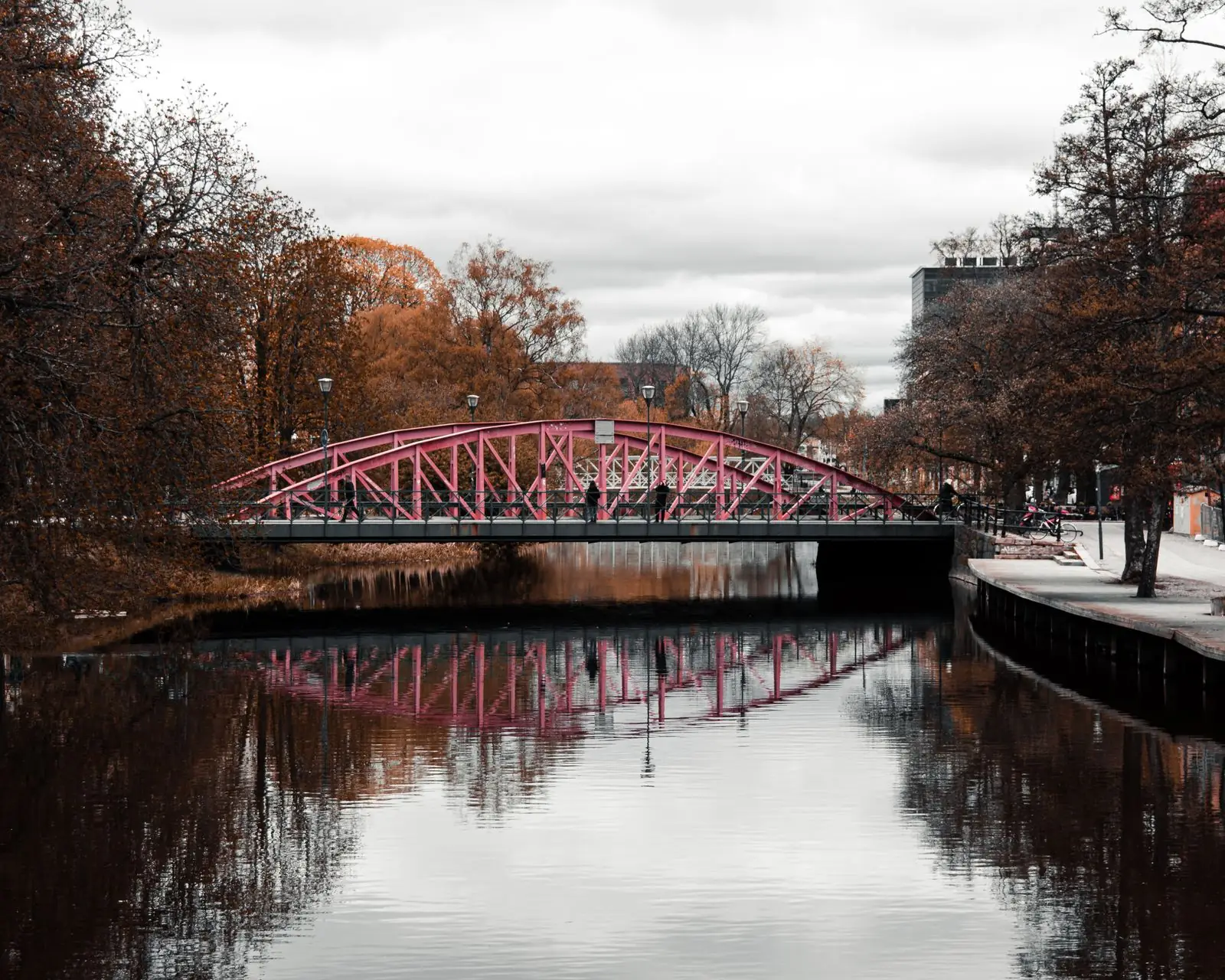 A pink pedestrian bridge over Uppsala’s Fyris River