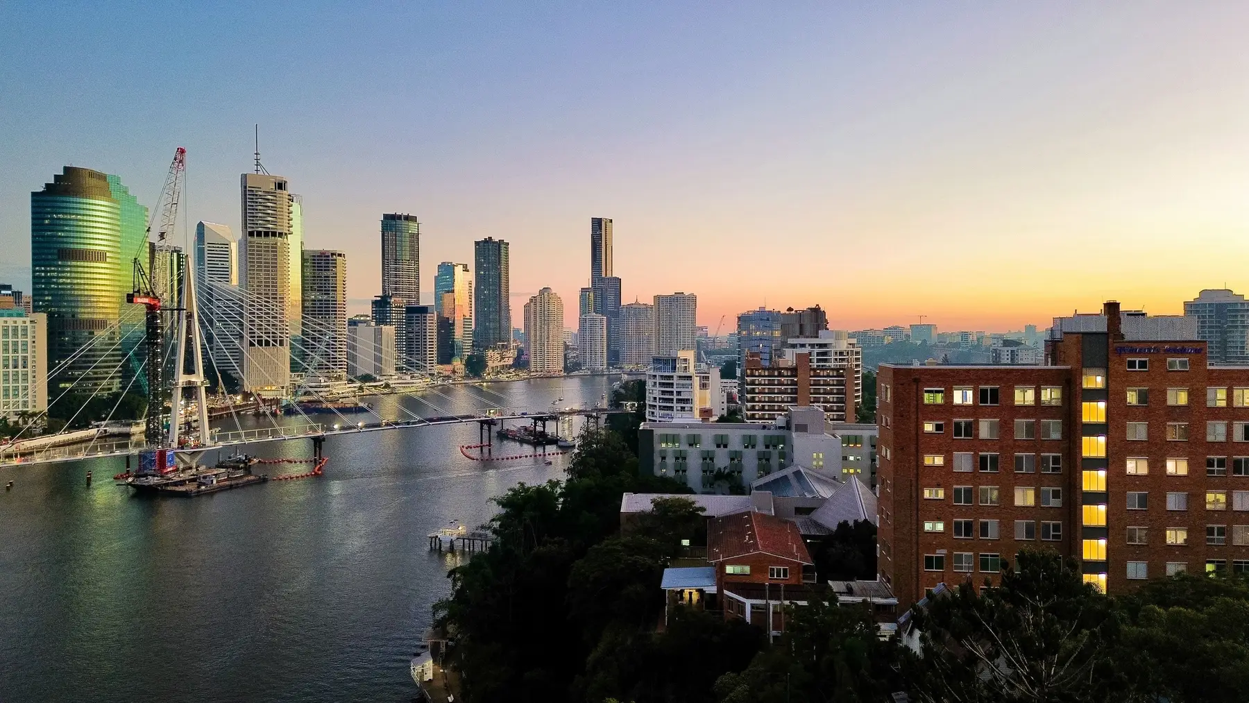 Kurilpa Bridge and Brisbane’s riverside skyline at sunset